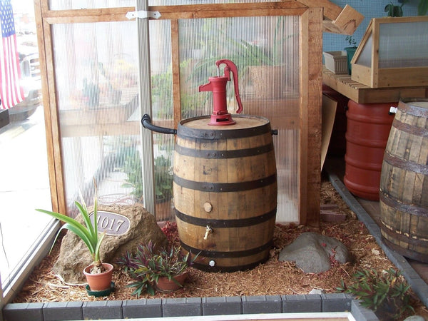 Whiskey Barrel Rain Barrel c/ Red Pitcher Pump-Flex Fit Diverter - Aunt Molly's Barrel Products